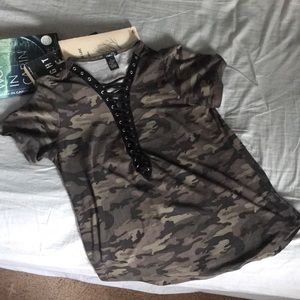 Cage-front camouflage t-shirt